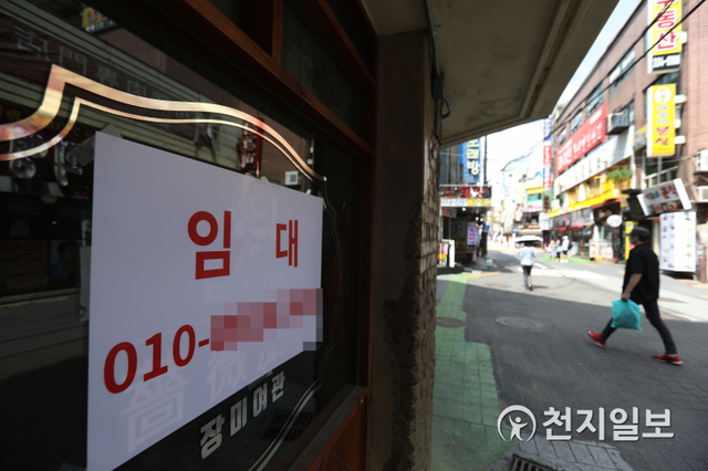 [천지일보=남승우 기자] 수도권의 사회적 거리두기 4단계가 시행 중인 19일 오후 서울 서대문구 신촌의 한 가게에 임대문의 안내문이 붙어 있다.정부는 내일(20일) 다음주부터 적용될 거리두기 조정안을 발표할 예정이다. 현재 수도권에서는 6주째 거리두기 4단계가, 비수도권에서는 한 달째 3단계가 시행되고 있다. ⓒ천지일보 2021.8.19