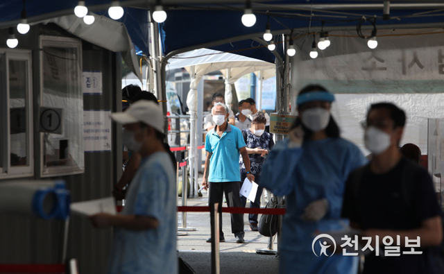 [천지일보=남승우 기자] 광복절 연휴 마지막 날인 16일 오전 서울역 광장 임시 선별검사소에서 시민들이 코로나19 검사를 받고 있다. 방역당국에 따르면 이날 신종 코로나바이러스 감염증(코로나19) 신규 확진자는 1556명으로 집계됐다. 41일째 네 자릿수를 기록했다. ⓒ천지일보 2021.8.16