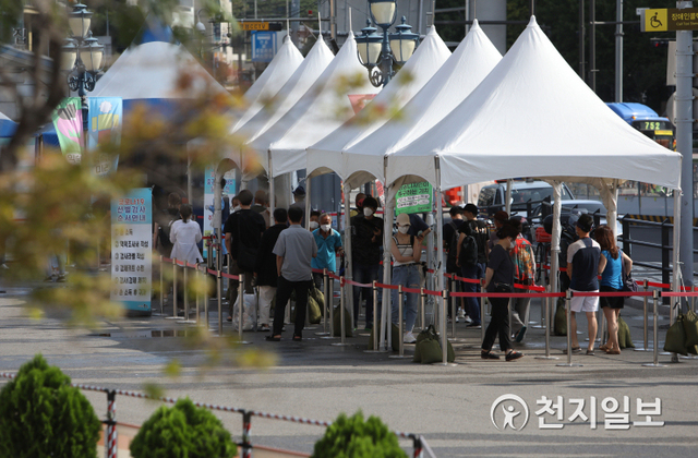 [천지일보=남승우 기자] 광복절 연휴 마지막 날인 16일 오전 서울역 광장 임시 선별검사소에서 시민들이 코로나19 검사를 받고 있다. 방역당국에 따르면 이날 신종 코로나바이러스 감염증(코로나19) 신규 확진자는 1556명으로 집계됐다. 41일째 네 자릿수를 기록했다. ⓒ천지일보 2021.8.16
