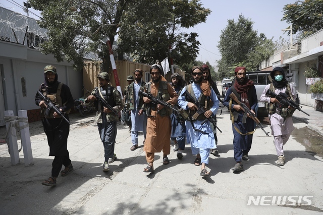 18일(현지시간) 탈레반 전사들이 아프가니스탄 카불의 와지르 아크바르 칸 인근을 순찰하고 있다. (출처: 뉴시스)
