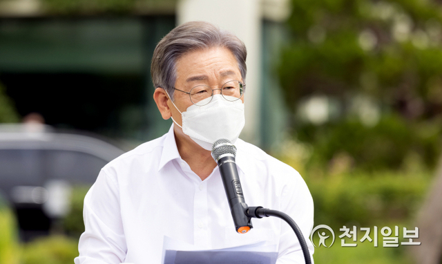 [천지일보=박준성 기자] 더불어민주당 대선 예비후보인 이재명 경기지사가 20일 경기도 고양시 덕양구 농업기술센터 내 잔디밭에서 동물복지 공약을 발표하고 있다. (제공: 이재명 캠프) ⓒ천지일보 2021.8.20