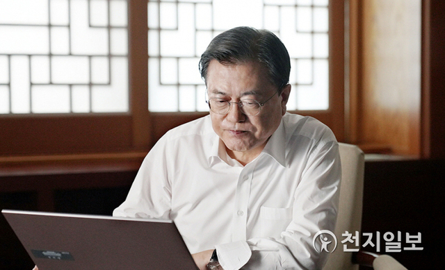 [천지일보=박준성 기자] 문재인 대통령이 19일 청와대 본관 집무실에서 ‘국민청원’ 도입 4주년을 맞아 국민청원에 직접 답변하고 있다. (청와대 제공) ⓒ천지일보 2021.8.19