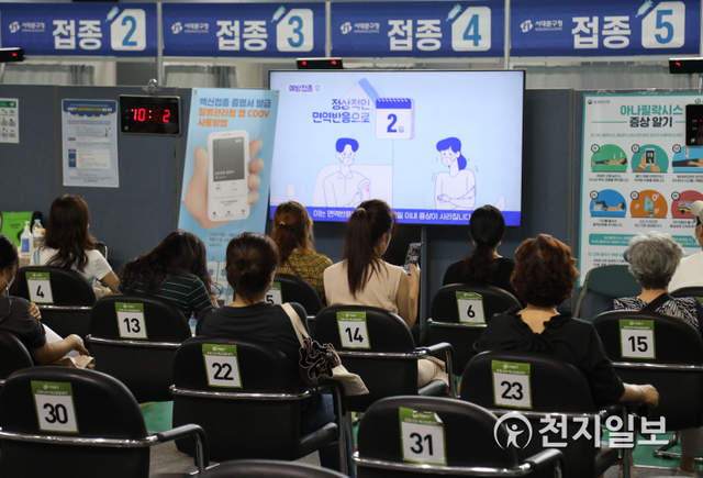 [천지일보=남승우 기자] 오는 9일부터 18~49세 청장년층을 대상으로 신종 코로나바이러스 감염증(코로나19) 백신 사전예약이 시작되는 가운데 4일 오전 서울 서대문구 북아현문화체육센터에 마련된 예방접종센터에서 시민들이 백신 접종을 마친 뒤 이상반응 모니터를 위해 대기하고 있다. 방역당국에 따르면 이날 코로나19 신규 확진자는 1725명으로 집계됐다. ⓒ천지일보 2021.8.4