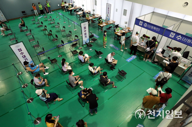 [천지일보=남승우 기자] 만 55세~59세를 대상으로 신종 코로나바이러스 감염증(코로나19) 1차 백신 접종이 시작된 26일 서울 서대문구 북아현문화체육센터에 마련된 코로나19 예방접종센터에서 시민들이 백신 접종 접수를 위해 대기하고 있다. ⓒ천지일보 2021.7.26