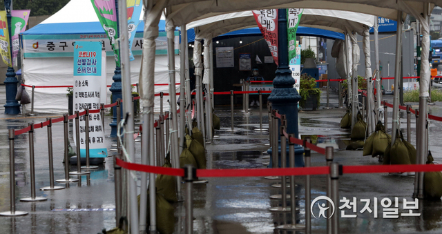 [천지일보=남승우 기자] 신종 코로나바이러스 감염증(코로나19) 신규 확진자가 1880명으로 집계된 21일 서울역 광장에 마련된 임시 선별검사소가 한산한 모습을 보이고 있다. ⓒ천지일보 2021.8.21