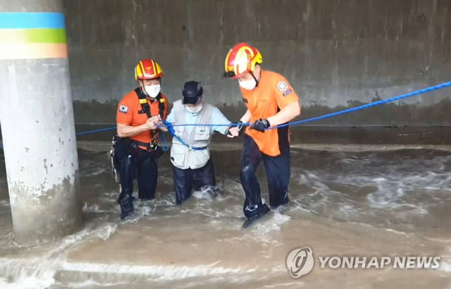 가을장마의 영향으로 전국적으로 많은 비가 내린 21일 낮 부산 금정구 부곡동 온천천에서 119구조대가 급류에 고립된 시민을 구조하고 있다. (출처: 연합뉴스)