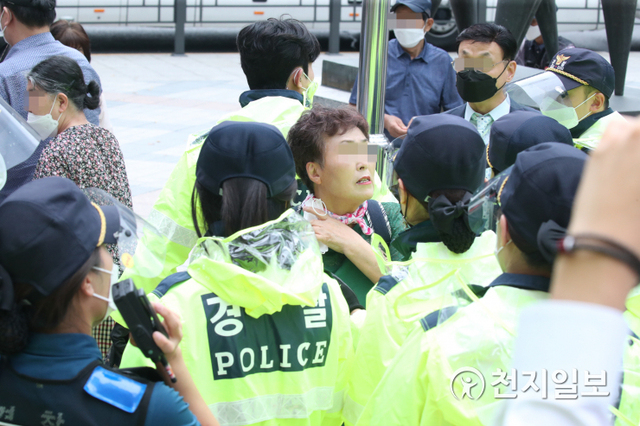 [천지일보=박준성 기자] 사랑제일교회 전광훈(국민혁명당 대표) 담임목사가 22일 교회 시설폐쇄와 방역조치 등으로 스튜디오에서 유튜브를 통해 전국 연합예배를 진행하고 있다. 연합예배 참석하려는 한 교인이 경찰과 실랑이를 하고 있다. ⓒ천지일보 2021.8.22