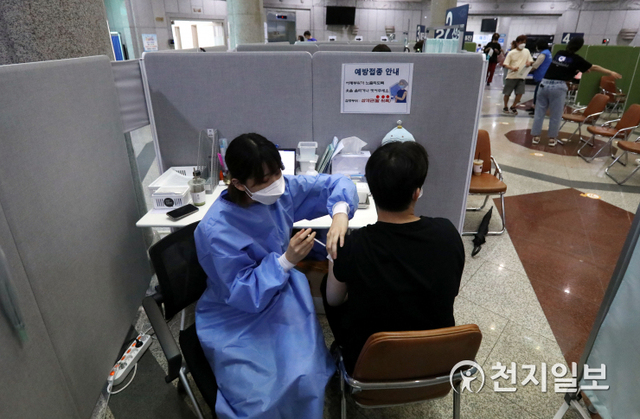 [천지일보=남승우 기자] 상반기 중 백신 접종을 받지 못한 60~74세 고령층에 대한 사전예약이 시작된 2일 오후 서울 은평문화예술회관에 마련된 백신접종센터에서 시민들이 백신 예방접종을 받고 있다. 코로나19 예방접종대응추진단에 따르면 3분기 접종 대상인 18~49세 연령층의 사전예약도 순차적으로 진행될 예정이다. ⓒ천지일보 2021.8.2