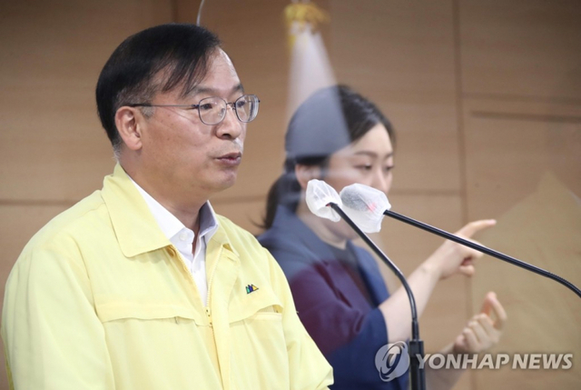 강도태 중대본 제1총괄조정관 겸 보건복지부 2차관이 22일 정부서울청사에서 열린 신종 코로나바이러스 감염증(코로나19) 대응 중앙재난안전대책본부 정례브리핑에서 향후 모더나 백신 국내 공급 계획에 관해 브리핑하고 있다. (출처: 연합뉴스)