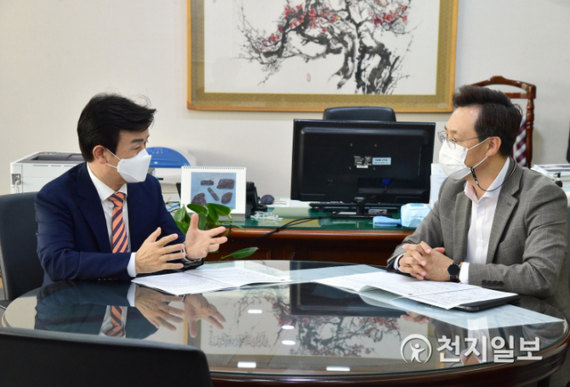 조규일 진주시장(왼쪽)이 19일 경남도청에서 하병필 경남도지사 권한대행을 만나 지역현안과 재정 건의사업을 논의하고 있다. (제공: 진주시) ⓒ천지일보 2021.8.22