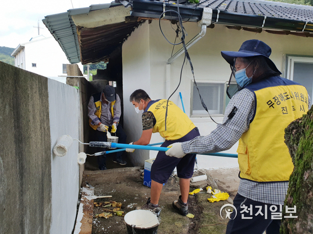 [천지일보 진주=최혜인 기자] 지난 20일 진주 명석면 외율마을에서 무장애도시 명석면위원회가 독거노인을 대상으로 주택 외벽 페인트 도색과 청소 봉사활동을 펼치고 있다.이모 할머니는 “지금 사는 집이 난방도 안 되고 습기도 많아 벽지에 곰팡이가 잔뜩 피어있었는데 고맙게도 명석면사무소에서 좋은 집으로 이사할 수 있게 도와줬다. 이사 온 집도 밝은색으로 칠해줘 마음이 화사해졌다”며 고마운 마음을 전했다.이진환 진주시 명석면장은 “산골 마을의 낡고 험한 집에 홀로 계신 것이 안타까워 농어촌공사의 후원을 받아 내부 집수리를 완료했다”며 “앞으로도 열악한 환경에서 거주하는 주민들을 적극 발굴해 희망의 손길이 닿을 수 있도록 최선을 다하겠다”고 말했다. (사진 제공: 진주시) ⓒ천지일보 2021.8.22