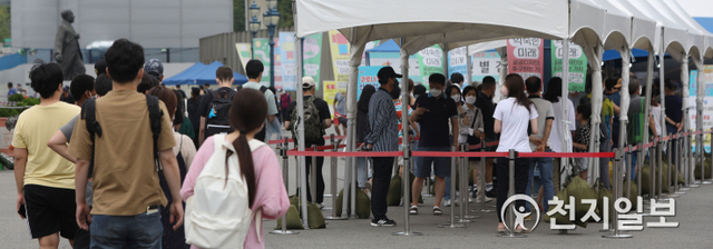 [천지일보=남승우 기자] 신종 코로나바이러스 감염증(코로나19) 신규 확진자가 1628명으로 집계된 22일 오후 서울역 광장 임시 선별검사소에서 시민들이 코로나19 검사를 받기 위해 줄을 서서 기다리고 있다. ⓒ천지일보 2021.8.22