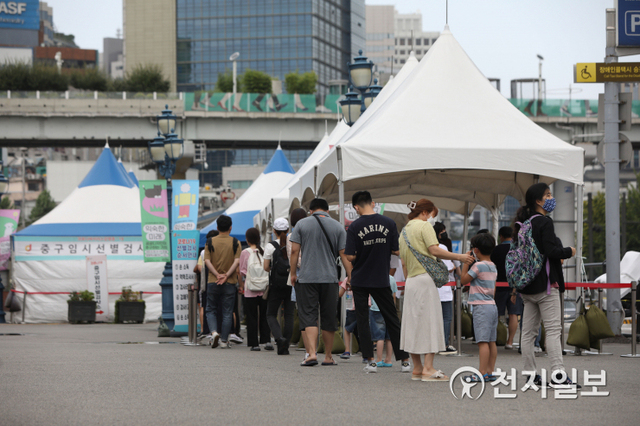 [천지일보=남승우 기자] 신종 코로나바이러스 감염증(코로나19) 신규 확진자가 1628명으로 집계된 22일 오후 서울역 광장 임시 선별검사소에서 시민들이 코로나19 검사를 받기 위해 줄을 서서 기다리고 있다. ⓒ천지일보 2021.8.22