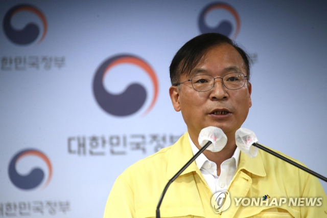 정부대표단으로 미국 모더나 본사를 최근 항의 방문했던 강도태 중대본 제1총괄조정관 겸 보건복지부 2차관이 22일 정부서울청사에서 열린 신종 코로나바이러스 감염증(코로나19) 대응 중앙재난안전대책본부 정례브리핑에서 향후 모더나 백신 국내 공급 계획에 관해 브리핑하고 있다. (출처: 연합뉴스)