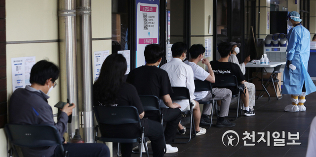 [천지일보=남승우 기자] 신종 코로나바이러스 감염증(코로나19) 신규 확진자가 2052명으로 집계된 20일 오후 서울 송파구 보건소 선별진료소에서 시민들이 코로나19 검사를 받기 위해 앉아서 기다리고 있다. ⓒ천지일보 2021.8.20
