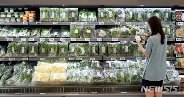 추석을 한 달가량 앞두고 밥상 물가가 지속적으로 상승세를 보이는 16일 오후 서울 시내 한 대형 마트에서 시민이 채소를 고르고 있다. (출처: 뉴시스)
