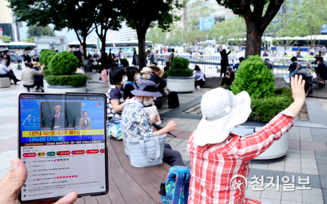 [천지일보=박준성 기자] 사랑제일교회 전광훈(국민혁명당 대표) 담임목사가 22일 오전 교회 시설폐쇄와 방역조치 등으로 스튜디오에서 유튜브를 통해 전국 연합예배를 진행하고 있다. 이날 사랑제일교회 교인들과 국민혁명당 당원들이 서울 종로구 동화면세점 앞에서 실시간 영상으로 예배를 드리고 있다. ⓒ천지일보 2021.8.22