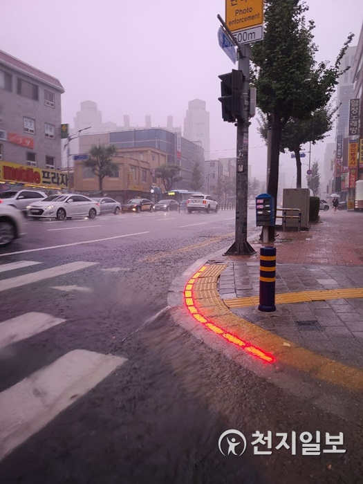 제12호 태풍 오마이스가 경남을 비롯한 남해안 지역에 직접적인 영향을 미칠 것으로 예상되고 있는 가운데 23일 많은 비로 인해 마산 한 도로에 물이고여 정체되고 있다.ⓒ천지일보 2021.8.23