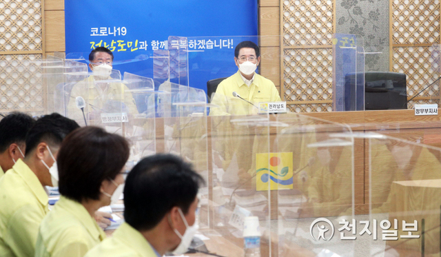 김영록 전라남도지사가 23일 오전 도청 정철실에서 제12호 태풍 오마이스 상륙에 따른 재난피해 최소화를 위한 대처상황 점검 회의를 주재하고 있다. (제공: 전남도청) ⓒ천지일보 2021.8.23