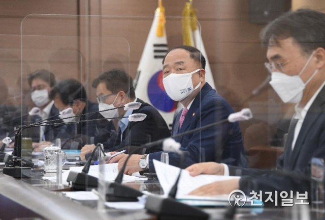 홍남기 경제부총리 겸 기획재정부장관이 23일 정부세종청사에서 확대간부회의를 주재하고 있다. (제공: 기획재정부) ⓒ천지일보 2021.8.23