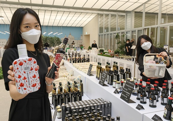 23일 서울 양천구 현대백화점 목동점에서 직원들이 ‘하이스트리트 이탈리아’ 대표 상품을 소개하고 있다. (제공: 현대백화점)