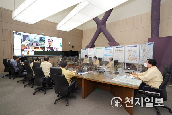 한국철도(코레일)가 태풍 ‘오마이스’에 대비해 23일 대전 사옥에서 전국 소속장이 참여한 긴급 안전점검 영상회의를 개최하고 있다. (제공: 한국철도) ⓒ천지일보 2021.8.23