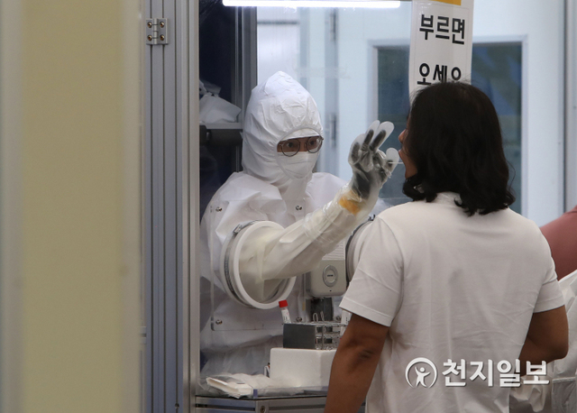 [천지일보=남승우 기자] 신종 코로나바이러스 감염증(코로나19) 신규 확진자가 2052명으로 집계된 20일 오후 서울 송파구 보건소 선별진료소에서 시민들이 코로나19 검사를 받고 있다. ⓒ천지일보 2021.8.20