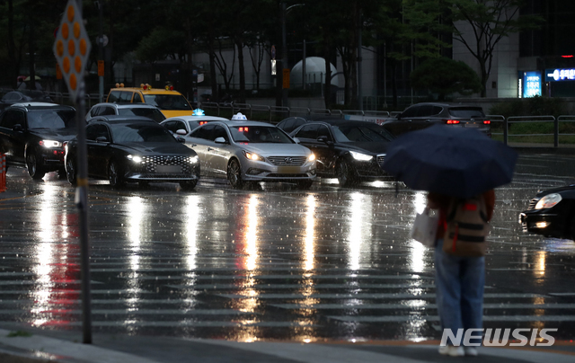 [서울=뉴시스] 제12호 태풍 '오마이스'가 우리나라를 향해 북상하고 있는 23일 오후 서울 중구의 한 도로에서 차량들이 전조등을 켜고 지나가고 있다. 2021.08.23.