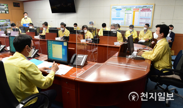 조규일 진주시장이 23일 상황판단 회의를 열고 태풍 ‘오마이스’ 북상에 부서별 철저한 대비를 주문하고 있다. (제공: 진주시) ⓒ천지일보 2021.8.23