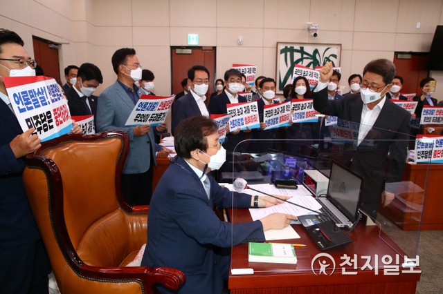 [천지일보=박준성 기자] 19일 오후 서울 여의도 국회 문화체육관광위원회 전체회의에서 국민의힘 의원들이 언론중재법 개정안 통과시키려는 도종환 위원장의 회의 진행를 막아서고 있다. 더불어민주당은 이날 고의·중과실로 허위·조작 보도를 할 경우 최대 5배의 징벌적 손해배상을 하도록 하는 언론중재법 개정안을 국민의힘의 반발 속에 단독 처리했다. (제공: 국회) ⓒ천지일보 2021.8.19