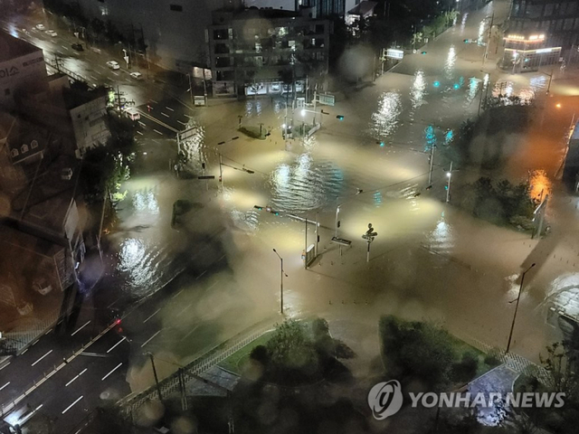 태풍 오마이스가 경남 고성에 상륙한 24일 밤 연제구 연산동 홈플러스 앞 교차로 일대가 침수 돼 통제되고 있다. (출처: 연합뉴스)