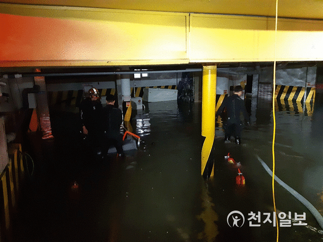 24일 새벽 태풍 ‘오마이스’ 영향으로 울산에서는 건물과 주택 등의 침수피해가 잇따랐다. 사진은 한 건물 지하에서 출동한 119구조대가 긴급조치를 취하고 있다. (제공: 울산소방본부) ⓒ천지일보 2021.8.24