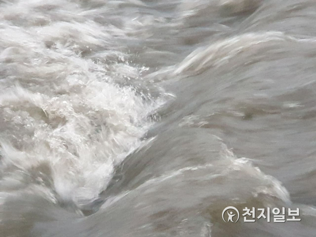 제12호 태풍 ‘오마이스’의 영향으로 전국적인 폭우로 피해가 속출하고 있는 가운데 24일 오전 6시 현재 대전·세종·충청지역에도 호우주의보가 내렸다. 사진은 대전 갑천의 물이 범람하는 모습. ⓒ천지일보 2021.8.24
