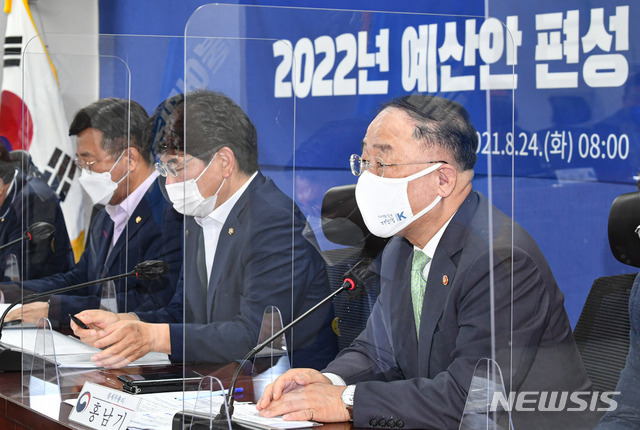 홍남기 경제부총리 겸 기획재정부 장관이 24일 서울 여의도 국회에서 열린 2022년 예산안 편성 및 추석민생대책 당정협의에서 인사말을 하고 있다. (출처: 뉴시스)