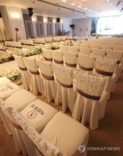 코로나 장기화에 텅 빈 결혼식장(서울=연합뉴스) 22일 서울 영등포구 한 결혼식장이 결혼식이 없어 텅 비어 있다. 결혼식장 관계자는 