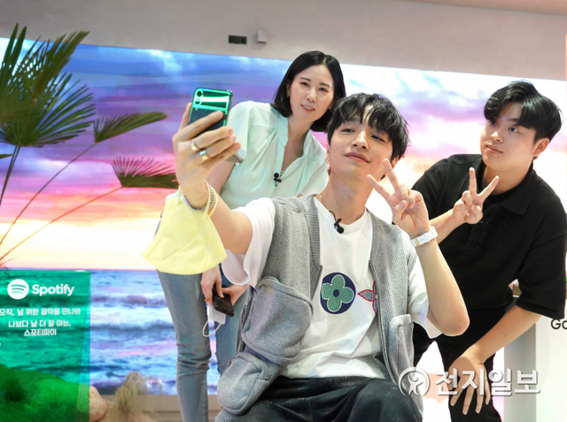 LG유플러스의 1호 개통 고객들이 갤럭시 Z플립3로 사진을 찍고 있다. (제공: LG유플러스) ⓒ천지일보 2021.8.24