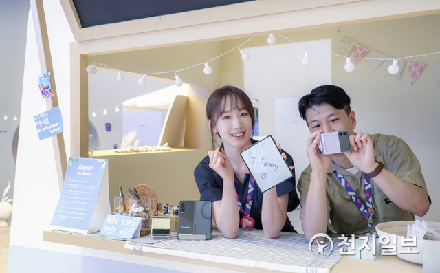 SK텔레콤 직원들이 홍대 ICT멀티플렉스 T팩토리에 설치된 폴더블 체험존을 소개하고 있다. (제공: SK텔레콤) ⓒ천지일보 2021.8.24