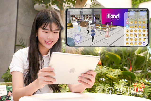모델이 이프랜드로 가상현실 공간을 활보하고 있다. (제공: SK텔레콤) ⓒ천지일보 2021.8.19
