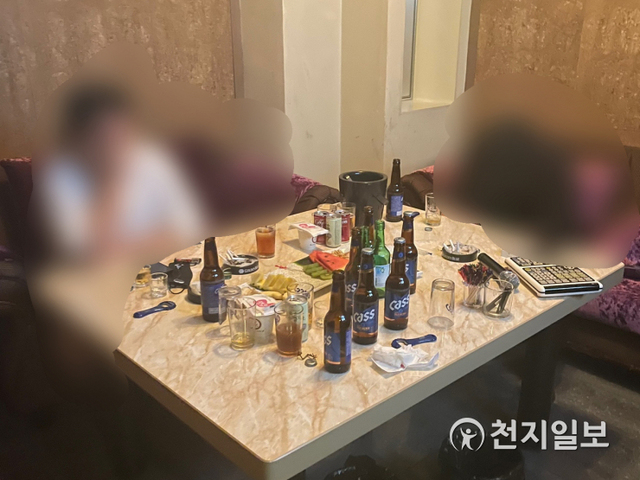 천안서북경찰서가 19일 천안시 서북구청과 합동으로 코로나19 방역수칙을 어기고 심야에 불법 영업을 한 유흥주점을 단속하고 있다. (제공: 천안서북경찰서) ⓒ천지일보 2021.8.24