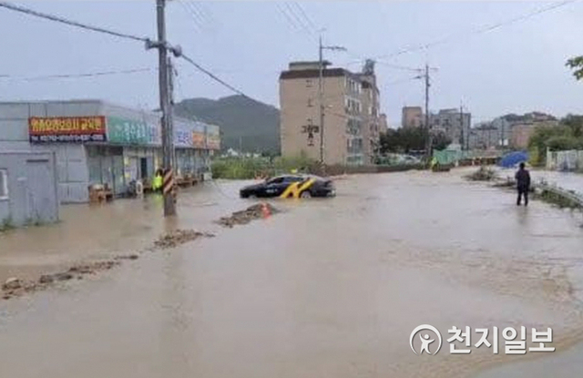 21일 오후 12시 28분경 중구 운북동의 동강천이 범람하면서 도로가 침수됐다. (제공: 인천소방본부) ⓒ천지일보 2021.8.21