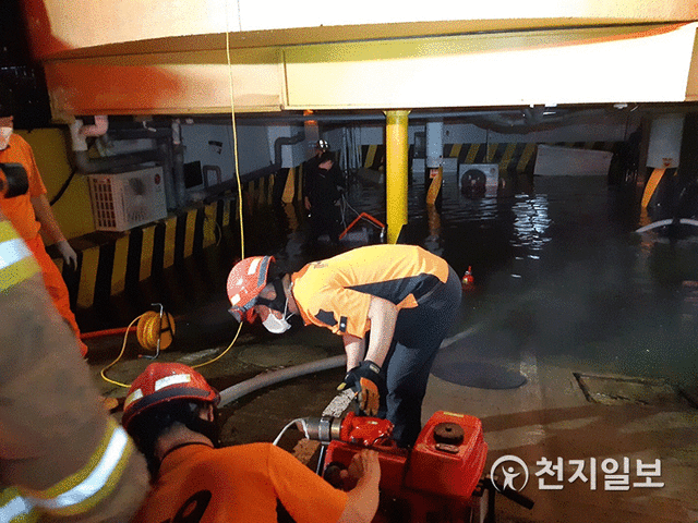 24일 새벽 태풍 ‘오마이스’ 영향으로 침수피해를 입은 한 건물 지하에서 119구조대가 조치를 하고 있다. (제공: 울산소방본부)ⓒ천지일보 2021.8.24