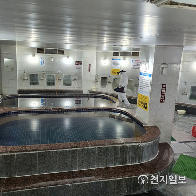 목욕장 소독 실시. (제공: 아산시) ⓒ천지일보 2021.6.1