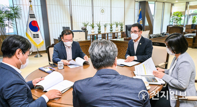 장충남 남해군수(오른쪽 두번째)가 27일 김부겸 국무총리를 만나 ‘남해-여수 해저터널’과 ‘국도 3호선 4차로 확장’ 사업의 국가계획 반영을 건의하고 있다. (제공: 남해군) ⓒ천지일보 2021.7.28