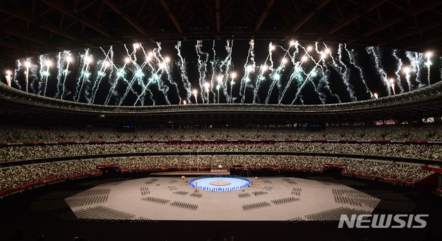 2020 도쿄 패럴림픽 개회식이 24일 오후 8시 일본 도쿄 국립경기장(올림픽 스타디움)에서 열렸다. 개회식 시작을 알리는 불꽃이 터지고 있다. (출처: 뉴시스)