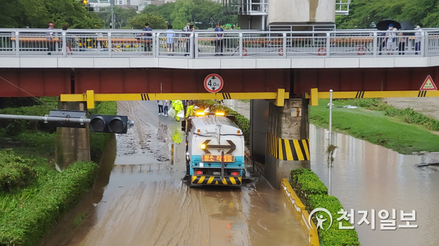 [천지일보 부산=윤선영 기자] 24일 오전 태풍이 지나간 동래구 세병교 아래 산책로에는 하천의 토사가 범람한 가운데 차량을 동원해 도로를 정리하고 있다. ⓒ천지일보 2021.8.24