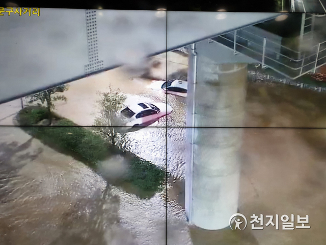 24일 자정 기점으로 태풍의 직접 영향권에 들어간 부산 연제구 남문구사거리에서 물폭탄의 여파로 차량이 물에 잠겨 있다. (제공: 부산경찰청) ⓒ천지일보 2021.8.24