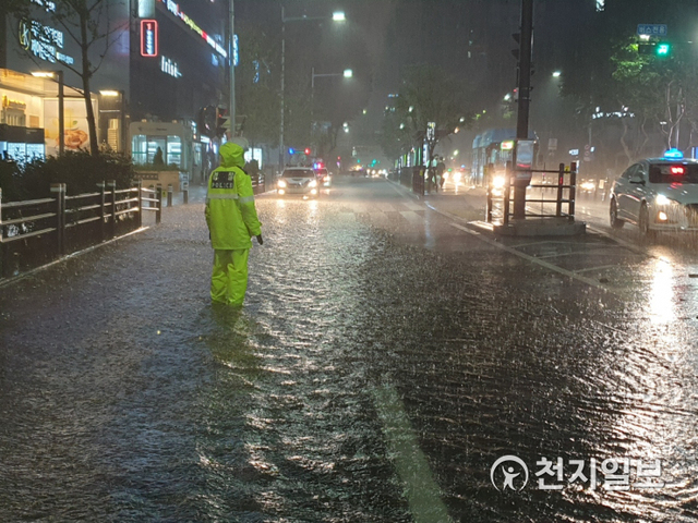 24일 새벽 태풍 '오마이스' 영향권에 들어간 부산 진구 삼정타워 앞 도로가 갑자기 불어난 물에 잠겨 있다. (제공: 부산경찰청) ⓒ천지일보 2021.8.24