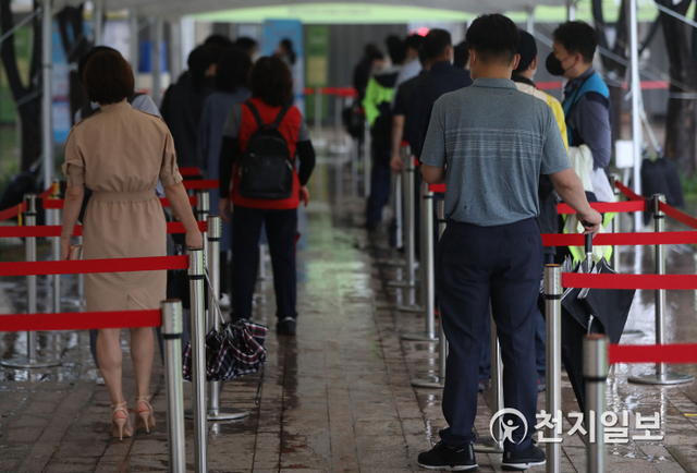 [천지일보=남승우 기자] 신종 코로나바이러스 감염증(코로나19) 신규 확진자가 1509명으로 집계된 24일 오후 서울광장에 마련된 임시 선별검사소에서 시민들이 코로나19 검사를 받기 위해 기다리고 있다. ⓒ천지일보 2021.8.24