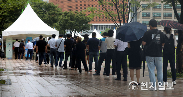 [천지일보=남승우 기자] 신종 코로나바이러스 감염증(코로나19) 신규 확진자가 1509명으로 집계된 24일 오후 서울광장에 마련된 임시 선별검사소가 소독시간이 끝나자 코로나19 검사를 받으러 온 시민들로 붐비고 있다. ⓒ천지일보 2021.8.24