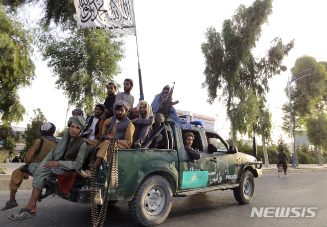 [칸다하르(아프가니스탄)=AP/뉴시스] 탈레반 전사들이 15일(현지시간) 아프가니스탄 칸다하르 시에서 순찰하고 있다.